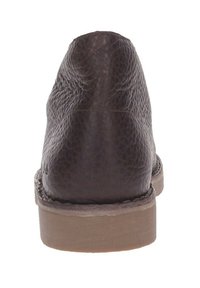 Bruine leren enkelboot met een textuurafwerking, afgeronde neus en een platte rubberen zool. Heeft een eenvoudig, naadloos hakontwerp.