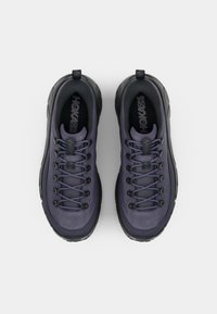 Zapatos de senderismo morados con parte superior de ante y malla, con acentos, cordones y suela de goma en negro, diseñados para la comodidad al aire libre.