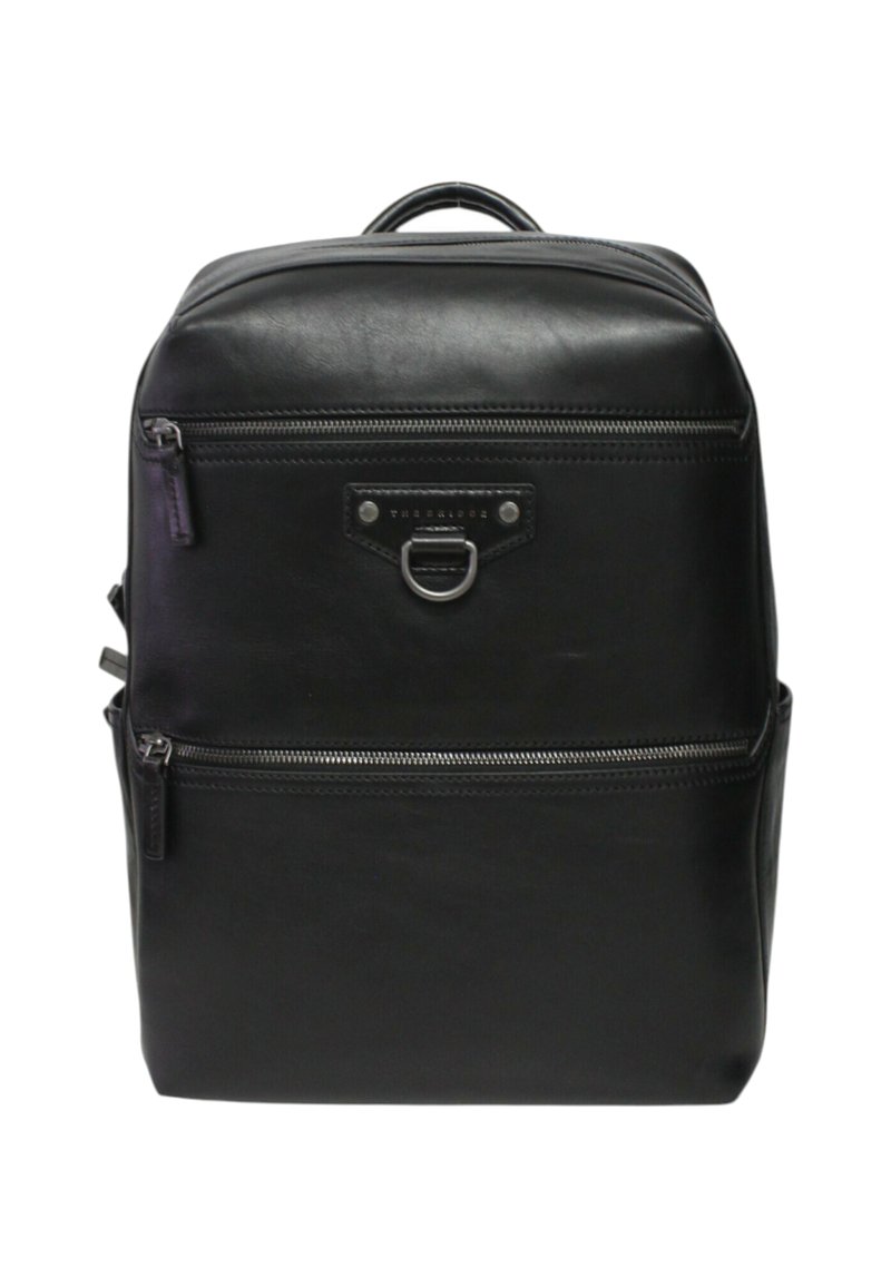Zaino in pelle nera con due tasche frontali orizzontali con zip e un dettaglio ad anello metallico sulla tasca superiore.