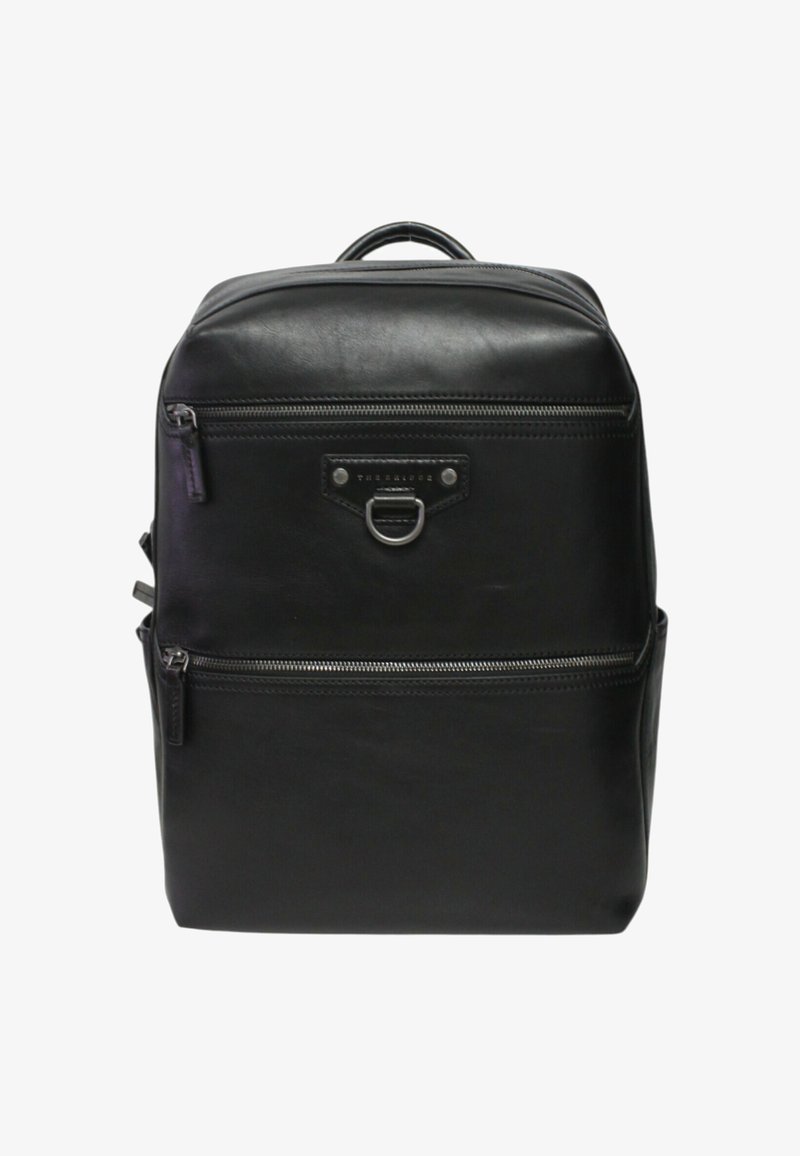 Zaino in pelle nera con due tasche frontali orizzontali con zip e un dettaglio ad anello metallico sulla tasca superiore.