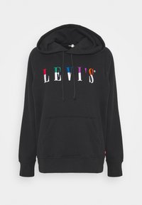 Svart hoodie tillverkad av mjukt tyg, med en framficka, dragsnören och en flerfärgad "LEVI'S"-logotyp över bröstet.