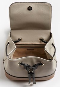 Sac seau beige en matériau synthétique texturé, avec des accessoires en or et des détails en cordon noir. Le dessus ouvert révèle un intérieur spacieux.