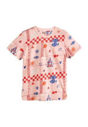 Korte mouwen, lichtroze T-shirt gemaakt van katoen, met een gevarieerd patroon van rode en blauwe ontwerpen, waaronder bloemen, vormen en geometrische elementen.
