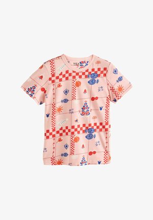 Krátky rukáv, svetloružové tričko z bavlny s rôznymi vzormi červených a modrých dizajnov, vrátane kvetov, tvarov a geometrických prvkov.