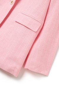 Blazer rosa chiaro con un delicato motivo a righe, chiusura con un solo bottone e taschino quadrato sul lato sinistro. Tessuto strutturato.