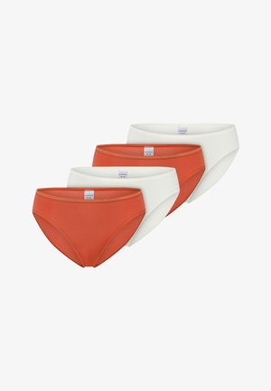 Zwei Paar Damen-Baumwollslips, ein Set in Weiß und ein Set in Burnt Orange, in einer gestaffelten, überlappenden Anordnung dargestellt.