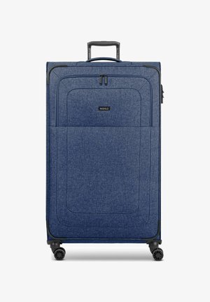 Maleta de tela azul con acabado texturizado, manija retráctil y cuatro ruedas. Cuenta con un bolsillo con cierre en la parte frontal y un logo en la parte delantera.