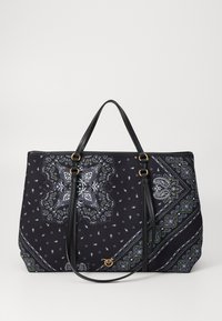 Zwarte tote bag met een wit en groen paisley bandana-patroon, zwarte leren handvatten en een klein gouden logo in het midden aan de voorkant.
