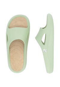 Sandales en caoutchouc vert avec une semelle intérieure beige texturée, design ouvert à l'avant et côtés découpés. Présente des détails de logo sur le côté.