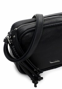 Czarna skórzana torba na ramię z teksturowaną powierzchnią, zamkiem błyskawicznym i regulowanym paskiem. Posiada plecione akcenty i srebrne okucia.