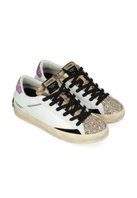 Sneakers bianchi con accenti neri, dettagli dorati e glitter sulla punta, tallone glitterato viola e lacci neri. Parte superiore in pelle texturizzata.