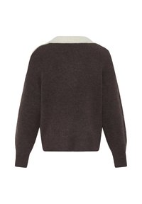 Pull marron à manches longues avec épaules tombantes et col blanc contrastant, vu de dos sur fond blanc.