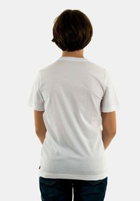 Witte katoenen t-shirt met korte mouwen en een ronde hals, gezien vanaf de achterkant. De stof lijkt glad zonder zichtbare patronen of afbeeldingen.