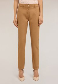 Chinos in cotone marrone con design a gamba dritta, dotati di chiusura con bottone frontale, passanti per cintura e tasche laterali. Texture liscia.