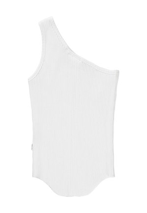 Asymetryczny biały prążkowany top na jedno ramię, z teksturowanym wykończeniem i zakrzywionym dołem. Brak widocznego logo.