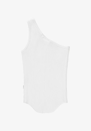 Asymetryczny biały prążkowany top na jedno ramię, z teksturowanym wykończeniem i zakrzywionym dołem. Brak widocznego logo.