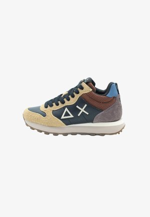 Veterschoenen van blauw leer en tan suède, met een bruine corduroy accent en witte geometrische patronen aan de zijkant.