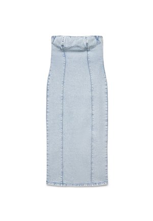 Robe midi en denim bleu clair sans bretelles, avec bustier structuré et détails de coutures verticales, étalée à plat sur fond blanc.