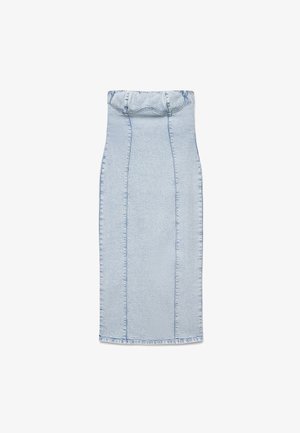 Robe midi en denim bleu clair sans bretelles, avec bustier structuré et détails de coutures verticales, étalée à plat sur fond blanc.