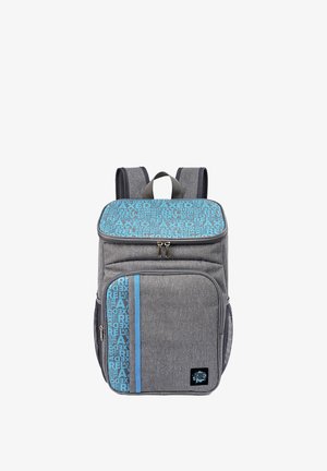 Grauer Stoffrucksack mit einer blauen gemusterten Klappe, zwei Fronttaschen und Netzseitentaschen. Verfügt über einen Obergriff und gepolsterte Schulterriemen.