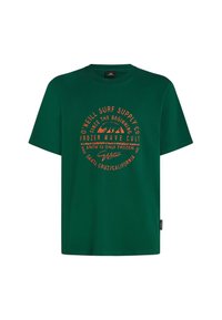 Grøn bomulds t-shirt med en cirkulær orange grafik i midten, der har tekst og bølgemotiver. Kortærmet med rund hals.