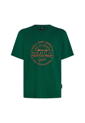 Groene katoenen t-shirt met een cirkelvormige oranje grafiek met tekst en golfontwerpen in het midden. Korte mouwen en een ronde hals.