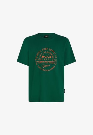 Grøn bomulds t-shirt med en cirkulær orange grafik i midten, der har tekst og bølgemotiver. Kortærmet med rund hals.