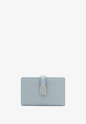 Cartera de cuero azul claro con un acento metálico en tono dorado, forma rectangular, textura suave y cierre de solapa con un diseño arqueado.