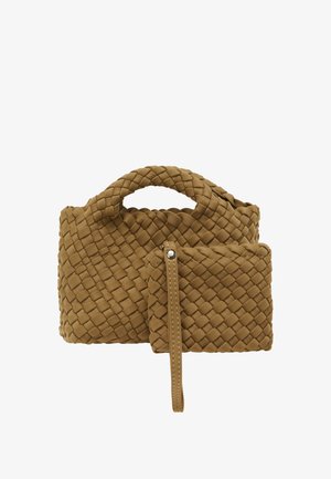 Brun vævet håndtaske med et afrundet håndtag, der har en matchende aftagelig pung. Glat tekstur med en struktureret form og minimale accenter.