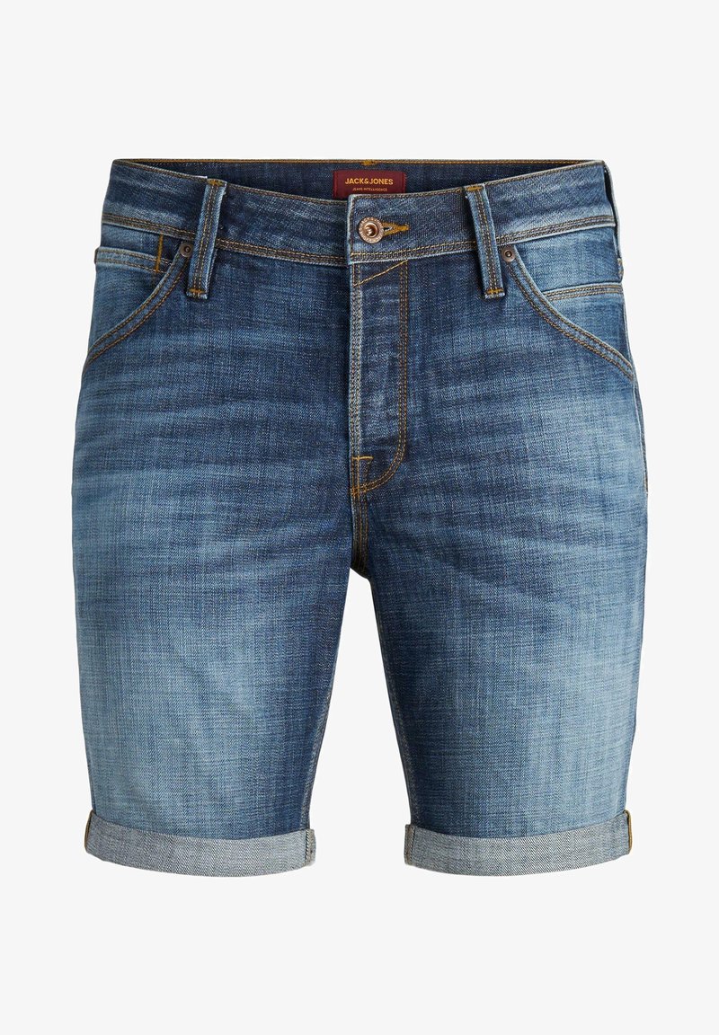Shorts en denim bleu avec revers, poches avant, passants de ceinture, fermeture par bouton et fermeture éclair, et surpiqûres orange contrastantes.