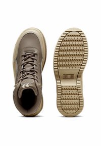 Zapatillas altas en cuero topo con acentos grises, suela texturizada y cordones redondos. Marca visible en la suela. Acabado superior suave.