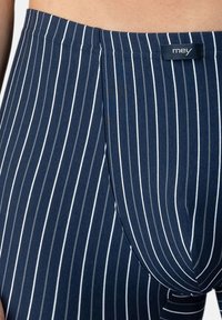 Marineblau gestreifte Unterwäsche aus weichem Stoff, mit einer horizontalen Naht und einem kleinen Logo-Tag an der Taille.