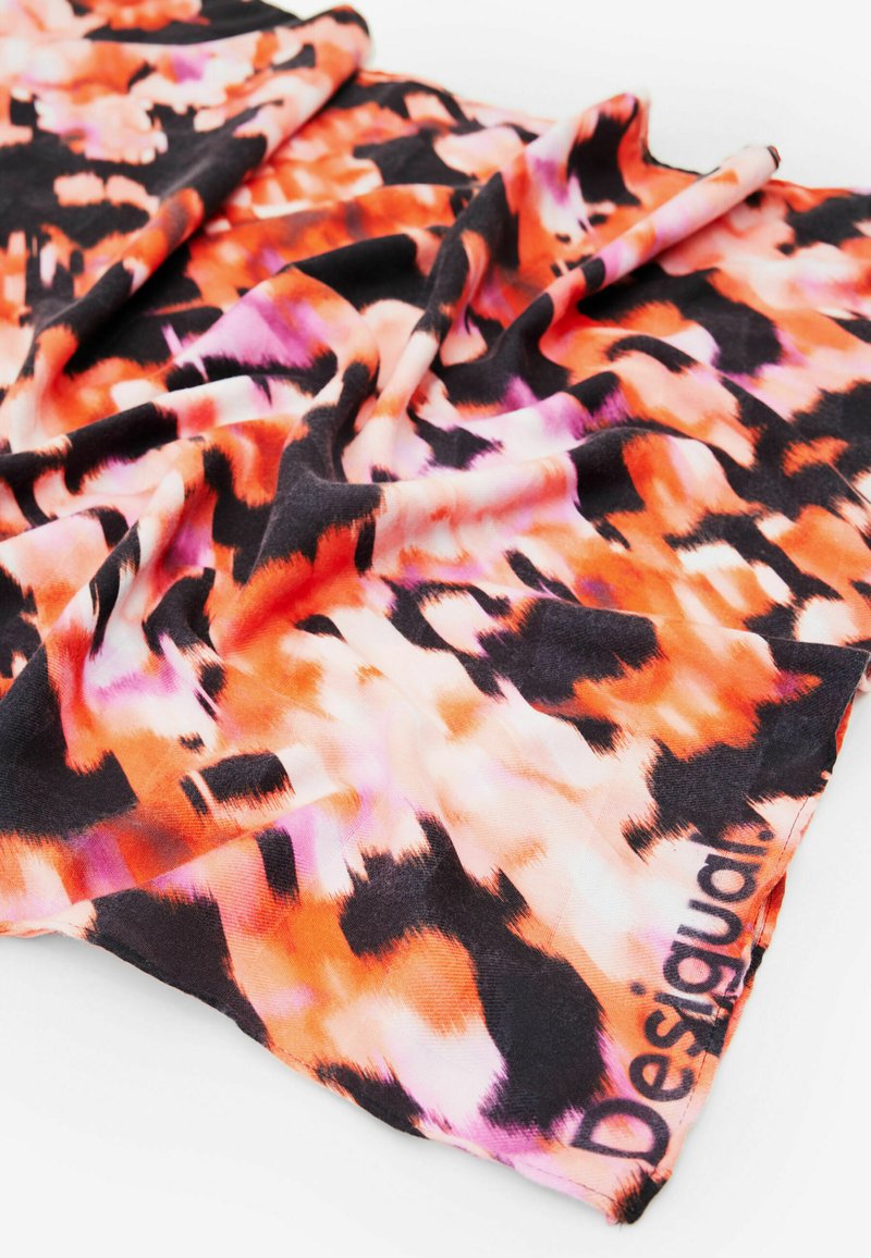 Mehrfarbiger Schal mit einem abstrakten Muster in Orange-, Pink- und Schwarztönen. Hergestellt aus weichem Stoff mit einer glatten Textur, das Logo sichtbar.