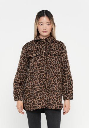 Skjortejakke i leopardmønster laget av myk, teksturert stoff med kragehals, knapper foran og to brystlommer.