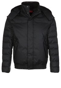 Chaqueta negra acolchada con cremallera frontal, botones de presión, dos bolsillos laterales, cuello alto y capucha desmontable. Tela lisa y resistente al agua.