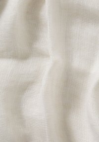 Tissu léger et texturé en blanc cassé avec un motif de grille subtil, légèrement transparent. Idéal pour des rideaux ou des vêtements légers.