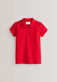 Crvena polo majica s kratkim rukavima, tri gumba i ovratnikom, prikazana na jednostavnoj svijetloj pozadini.