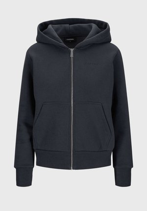 Mørkegrå hettegenser med glidelås og avslappet passform, kengurulommer, ribbestrikkede mansjetter, og en subtil hevet logo på brystet. Myk stofftekstur.