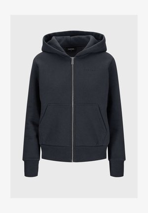 Mørkegrå hettegenser med glidelås og avslappet passform, kengurulommer, ribbestrikkede mansjetter, og en subtil hevet logo på brystet. Myk stofftekstur.