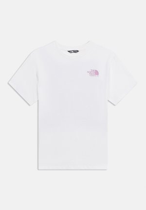 Bílé tričko s krátkým rukávem a malým růžovým logem "The North Face Yosemite, CA" na levé straně hrudi a kulatým výstřihem.