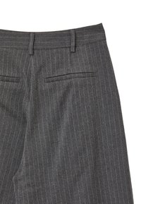 Pantaloni grigio a righe con una vita con passanti per la cintura, due tasche posteriori e una texture liscia. Design su misura per un aspetto aderente.