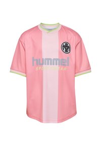 Jasnoróżowy T-shirt piłkarski z białymi pasami, okrągłym dekoltem i krótkimi rękawami. Posiada czarne logo i jasną zieloną kolorystykę. Wykonany z gładkiego materiału.