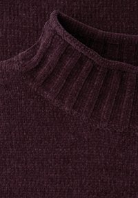 Plüschiger, strukturierter, dunkelvioletter Pullover mit hohem, geripptem Kragen und weichem Stoff mit leicht erhabenem Muster.