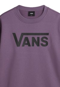Sudadera morada hecha de una mezcla de algodón, con un logo negro de Vans en el pecho y un cuello acanalado. Textura suave, diseño casual.