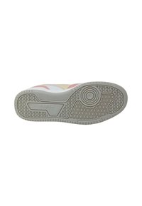 Sole di sneaker bianca con gomma grigia testurizzata. Presenta un design del tallone circolare e un motivo della suola con un taglio triangolare. Accentuata con colori chiari.