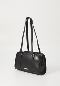 Borsa a mano in pelle nera con due manici lunghi, dettagli con zip dorati e forma rettangolare. Texture liscia con una leggera lucentezza.