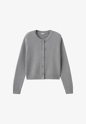 Sivi pleteni kardigan s okruglim izrezom, zatvaranjem na kopče i rebrastim manžetnama i rubom. Ima teksturirani uzorak po cijelom tkanju.