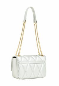 Borsa a tracolla in ecopelle argentata trapuntata con catena, caratterizzata da una forma rettangolare, texture liscia e chiusura a patta.