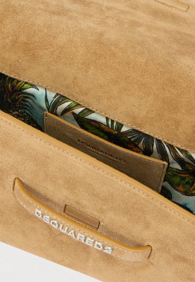 Τσάντα ώμου από ταμπά σουέντ με λεία εξωτερική επιφάνεια, εσωτερικό με πολύχρωμο μοτίβο και ανάγλυφο λογότυπο στο μπροστινό μέρος.