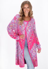 Lange cardigan van pluizig roze en paarse materiaal met geometrische patronen. Het heeft een ronde halslijn en lange, oversized mouwen.